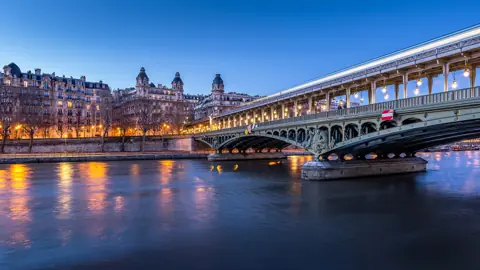 Pont de Bir-Hakeim at night